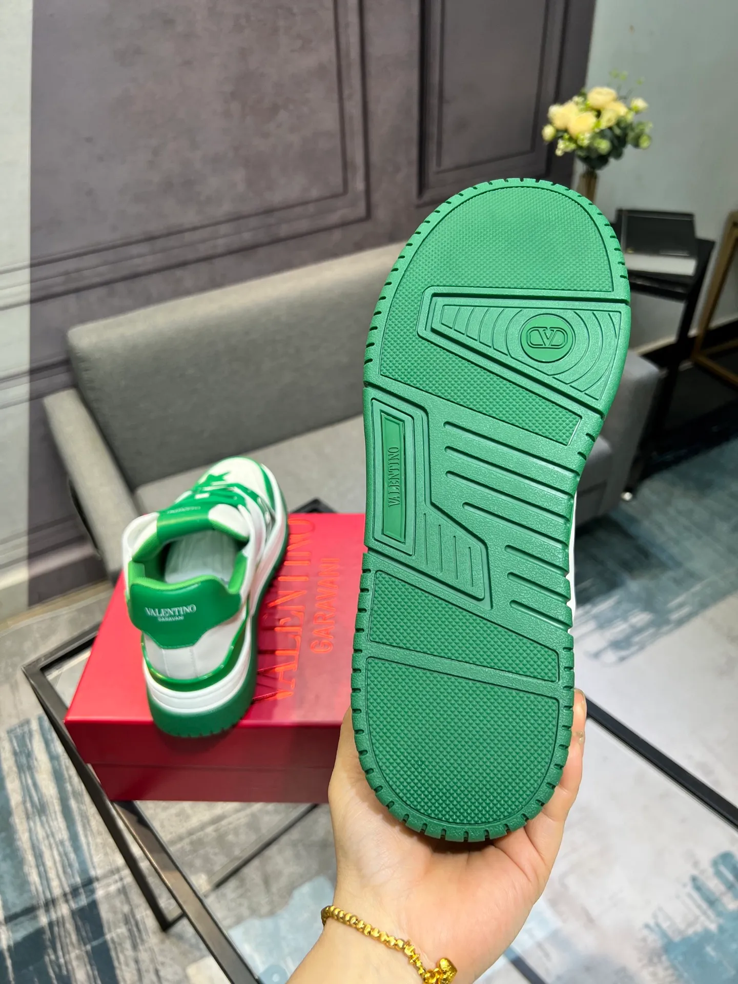 Men's Men's Shoes 💰660 Valentino 2023 early autumn new star shoes are now online! Wang Hedi and Ren Jialun have been worn by many celebrities. Who can refuse the same couple shoes as Wang Hedi! The design of Stars Stab My Heart is cool and spicy. The material of the shoes is cowhide, and every color is beautiful! Size 35-40, men’s size 39-44 (women’s 41, men’s 38, 45🉑️customized)